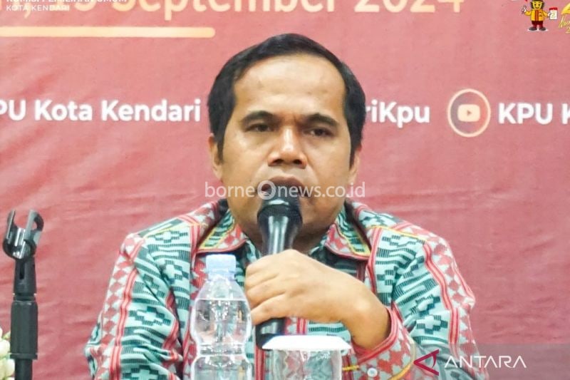 Koordinator Divisi Sosialisasi Pendidikan Pemilih, Partisipasi Masyarakat dan SDM KPU Kota Kendari Arwah, di Kendari, Rabu. (ANTARA/Azis Senong)