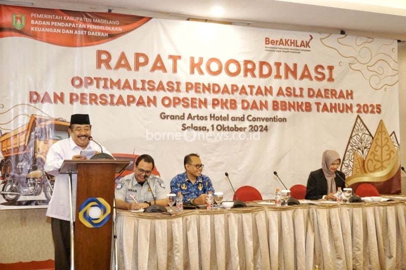 Asisten Administrasi Umum Pemkab Magelang Asfuri Muhsis menyampaikan sambutan pada Rapat Koordinasi Optimalisasi Pendapatan Asli Daerah dan Persiapan Opsen PKB dan BBNKB Tahun 2025. ANTARA/HO - Bagian Prokompim Kabupaten Magelang