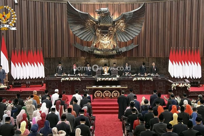 Anggota MPR RI Periode 20242029 melaksanakan sumpah/janji pelantikan di Kompleks Parlemen, Jakarta, Selasa (1/10/2024). (ANTARA/HO-MPR)