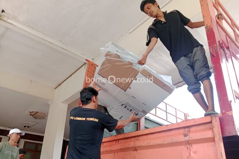 Logistik Pilkada 2024 saat diturunkan di gudang logistik KPU Lombok Tengah, Provinsi Nusa Tenggara Barat (NTB), Rabu (2/10/2024). (ANTARA/Akhyar Rosidi)
