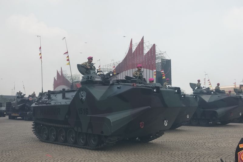 Defile Alutsista TNI Meriahkan Gladi Bersih HUT ke-79 di Monas