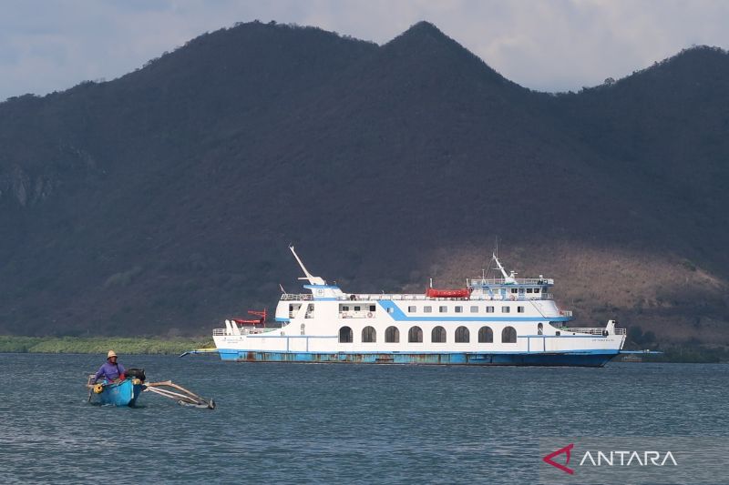 Arsip - Seorang nelayan sedang mencari ikan pada perairan Selat Alas yang memisahkan Pulau Lombok dan Pulau Sumbawa di Kabupaten Sumbawa Barat, Nusa Tenggara Barat, Senin (17/7/2023). (ANTARA/Sugiharto Purnama)