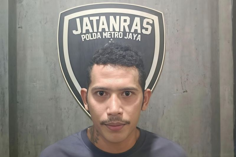 Tersangka MR alias RD saat di tangkap oleh Subdit Umum/Jatanras di Jakarta, pada Selasa (1/10/2024). ANTARA/HO-Direktorat Reserse Kriminal Umum Polda Metro Jaya