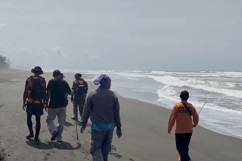 Pencarian Tiga Remaja Tenggelam di Pantai Wagir Indah Cilacap