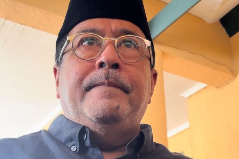Politikus sekaligus aktor Rano Karno saat menyambangi rumah duka mendiang Marissa Haque di kawasan Bintaro, Tangerang Selatan, Rabu. (ANTARA/Vinny Shoffa Salma)