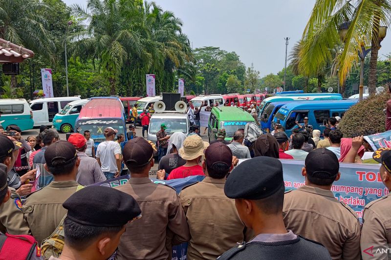 Sopir Angkot Tangerang Demo Tuntut Penertiban Transportasi Ilegal