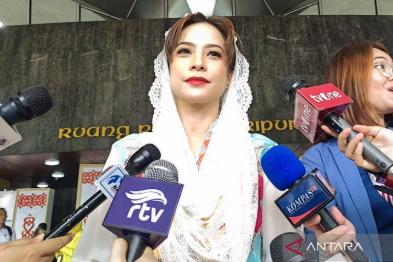 Anggota MPR RI dari Fraksi Partai Gerindra Rachel Maryam Sayidina saat memberikan keterangan di kompleks parlemen, Senayan, Jakarta, Rabu (2/10/2024). ANTARA/Melalusa Susthira