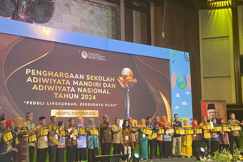 Wakil Menteri Lingkungan Hidup dan Kehutanan (LHK) Alue Dohong bersama para pemangku kepentingan dan penerima penghargaan sekolah Adiwiyata di Gedung Manggala Wanabakti, KLHK, Jakarta, Rabu (2/10/2024). ANTARA/Rizka Khaerunnisa
