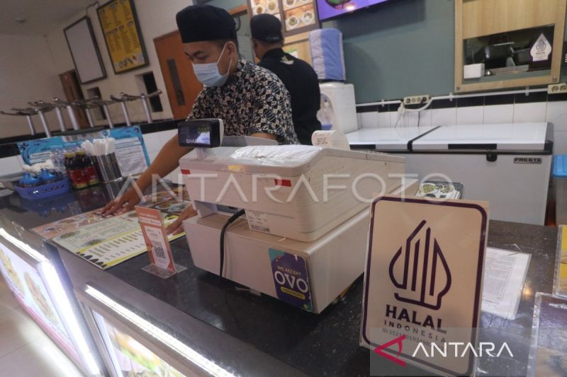 Pekerja menyiapkan daftar menu makanan halal di stand kuliner Kediri Town Square saat peluncuran Zona Kuliner Halal Aman dan Sehat (KHAS) di Kota Kediri, Jawa Timur, Jumat (23/8/2024). ANTARA FOTO/Prasetia Fauzani/rwa.