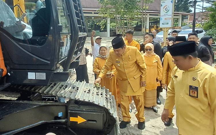 Pj Bupati Kobar Lakukan Prosesi Tapung Tawar Alat Berat Milik PUPR