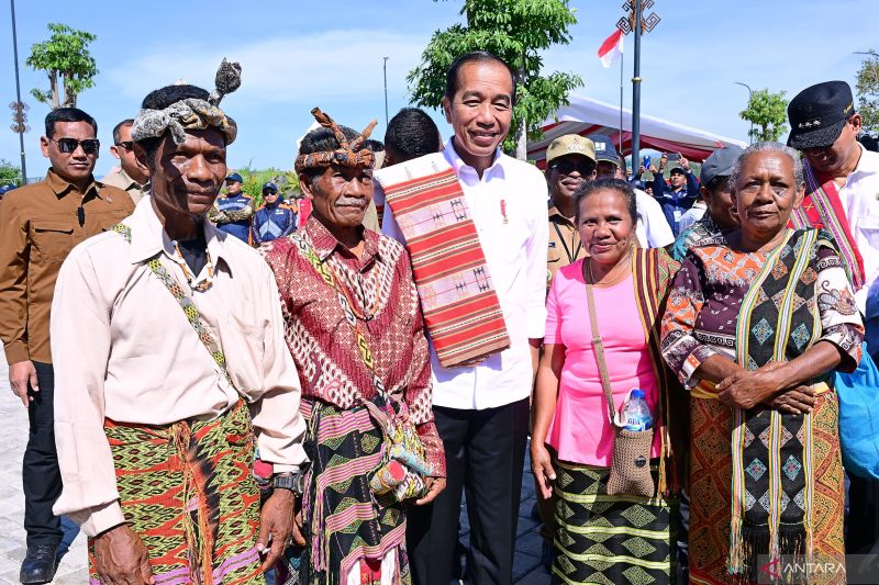 President Joko Widodo (center) takes a picture with local residents in North Central Timor, East Nusa Tenggara, on Wednesday (October 2, 2024). ANTARA/HO-Biro Pers Sekretariat Presiden