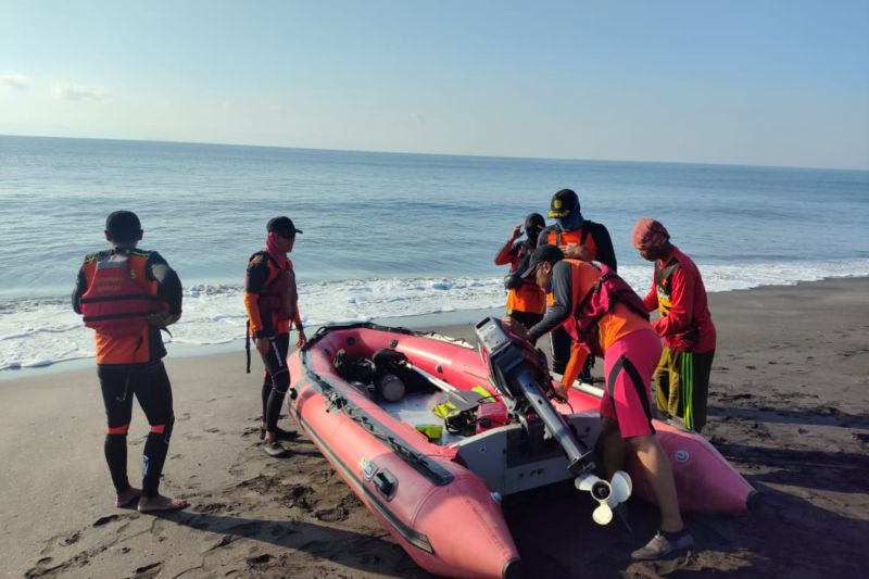 Tim SAR Evakuasi Jenazah Korban Tenggelam di Pantai Lombok Timur