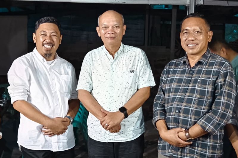 Tokoh Gereja Kristen Sulawesi Tengah (GKST) Pendeta Rinaldy Damanik (tengah). (ANTARA/HO-Dokumentasi Pribadi)