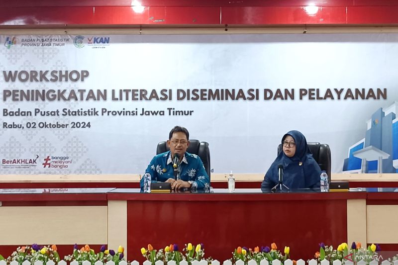 Kepala BPS Jatim Zulkipli (kiri) memberi sambutan dalam kegiatan Workshop Peningkatan Literasi Diseminasi dan Pelayanan Statistik di kantor BPS Jatim, Surabaya, Rabu (2/10/2024). ANTARA/Naufal Ammar Imaduddin