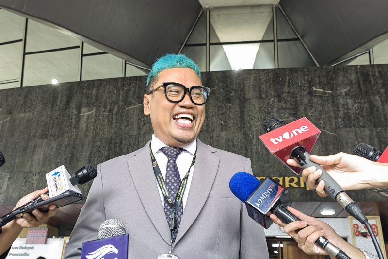 Anggota DPR RI Surya Utama atau yang dikenal Uya Kuya di Kompleks Parlemen, Senayan, Jakarta, Rabu (2/10/2024). ANTARA/Melalusa Susthira K