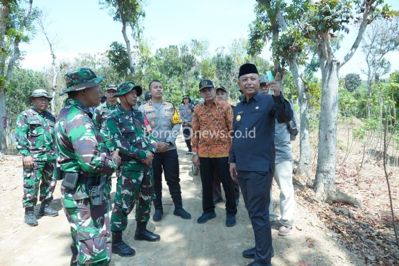 Pjs Bupati Kediri Heru Wahono Santoso dengan Dandim 0809 Kediri Letkol Inf Aris Setiawan meninjau lokasi pembangunan fisik di Desa Pagung, Kecamatan Semen, Kabupaten Kediri, Jawa Timur. ANTARA/HO-Pemkab Kediri