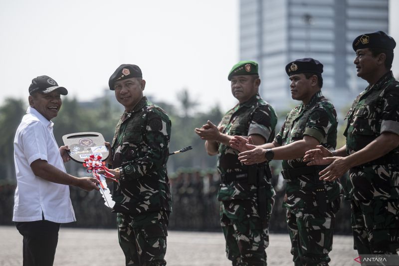 Kemenhan Serahkan 769 Alutsista dalam Negeri Untuk TNI