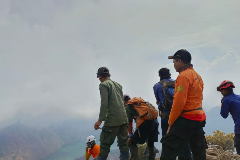 Tim SAR Terus Cari Pendaki Hilang di Gunung Rinjani, Cuaca Ekstrem Jadi Kendala