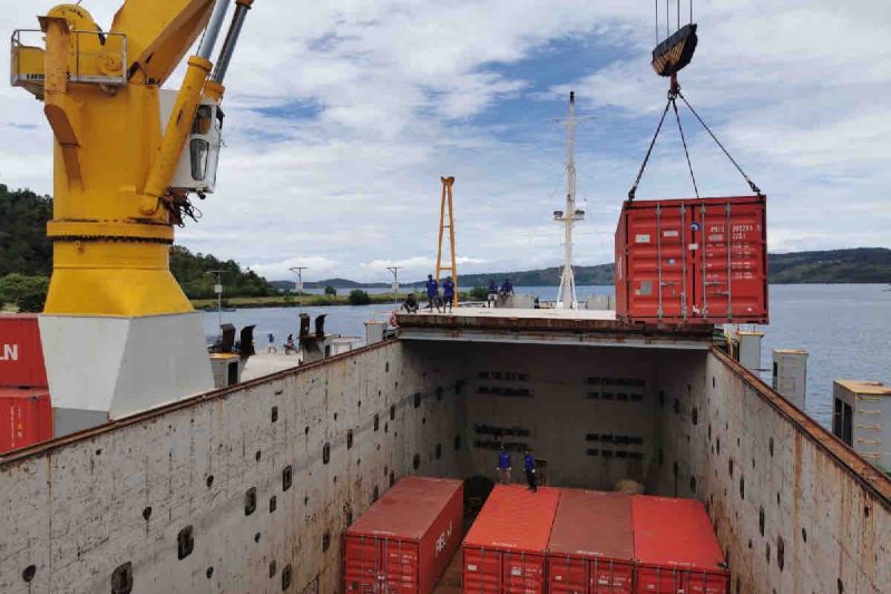 Ilustrasi - Suasana bongkar muat logistik di suatu kapal yang melintas di jalur Tol Laut. ANTARA/HO-Humas BKIP Kemenhub