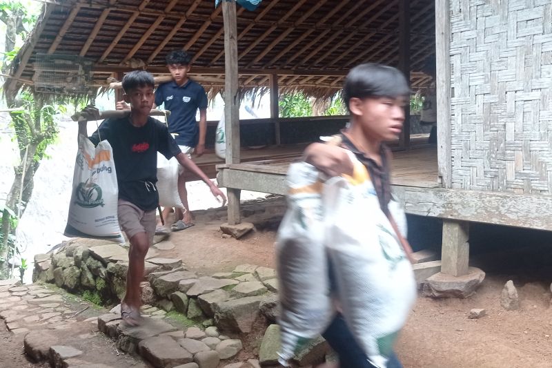 Warga Badui Senang Terima Bansos Beras 10 Kilogram dari Bapanas