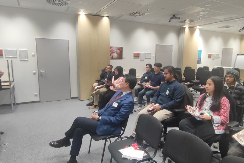 Suasana company visit oleh mahasiswa Indonesia di Jerman ke perusahaan semikonduktor terkemuka Texas Instruments Deutschland GmbH, Freising, Jerman. (ANTARA/HO-KBRI Berlin.)