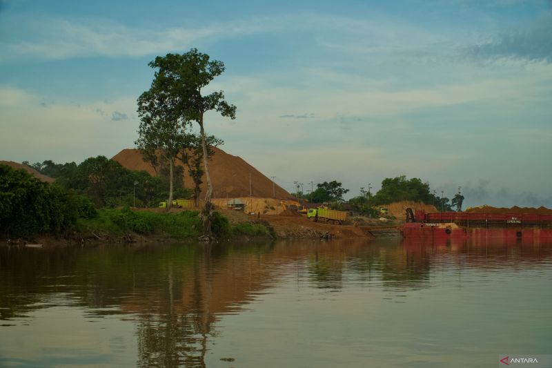 Penambangan Bauksit Ancam Kualitas Sungai Kapuas dan Ekonomi Lokal
