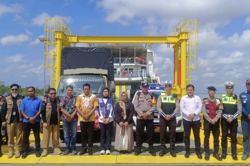 Kedatangan logistik Pilkada di Pelabuhan Kepulauan Meranti dikawal personel kepolisian menuju gudang KPU. ANTARA/HO-Polres Meranti.