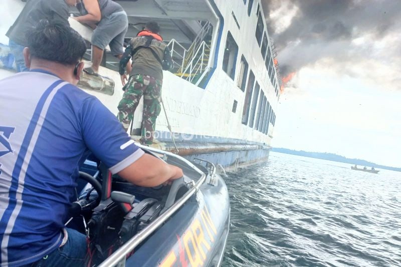 Lantamal IV Evakuasi Anak Buah Kapal Roro KM Tandeman dari Kebakaran