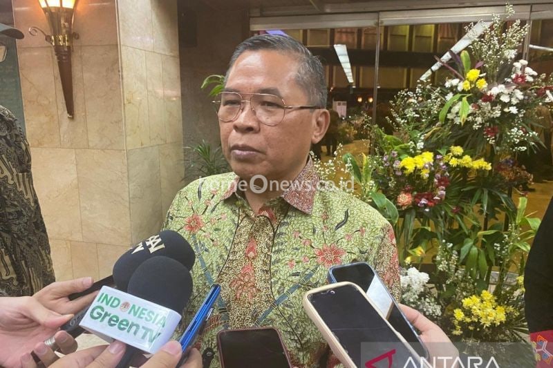 Wakil Menteri Lingkungan Hidup dan Kehutanan (LHK) Alue Dohong saat menghadiri penghargaan sekolah Adiwiyata di Gedung Manggala Wanabakti, KLHK, Jakarta, Rabu (2/10/2024). (ANTARA/Rizka Khaerunnisa)