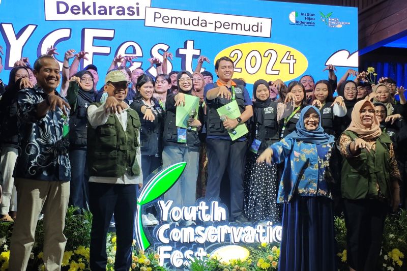 Sekretaris Badan Restorasi Gambut dan Mangrove (BRGM) Ayu Dewi Utari (depan, kedua kanan) berfoto bersama usai pembacaan Deklarasi Pemuda Pemudi Youth Conservation Fest di Jakarta Utara pada Rabu (2/10/2024). ANTARA/Farhan Arda Nugraha