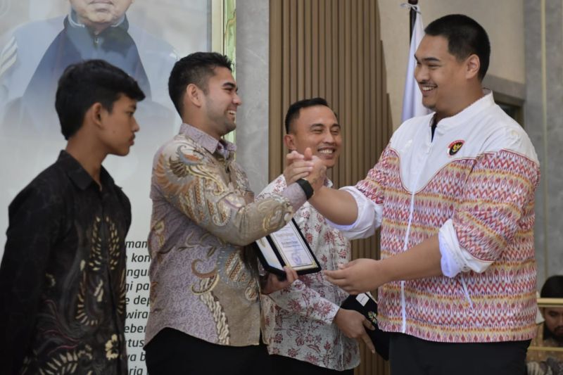 Minister of Youth and Sports, Dito Ariotedjo (right), handed over awards to outstanding sports actors at the ministry's office in Jakarta on Wednesday (October 2, 2024). (ANTARA/Humas Kemenpora)