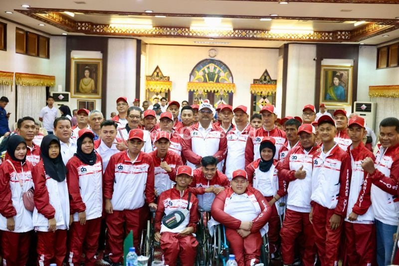 Pj Gubernur Aceh, Safrizal ZA berfoto bersama saat melepas Kontingen Aceh pada Pekan Paralimpik Nasional (PEPARNAS) XVII di Kota Solo, di Pendopo Gubernur Aceh, Selasa malam (1/10/2024). (ANTARA/HO/Humas Pemprov Aceh)