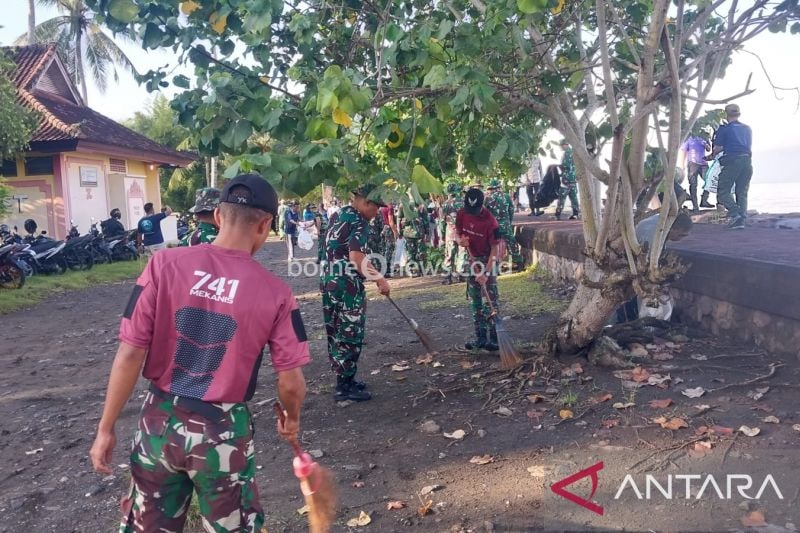 Kodim Jembrana Bersihkan Pantai Baluk Rening untuk HUT TNI