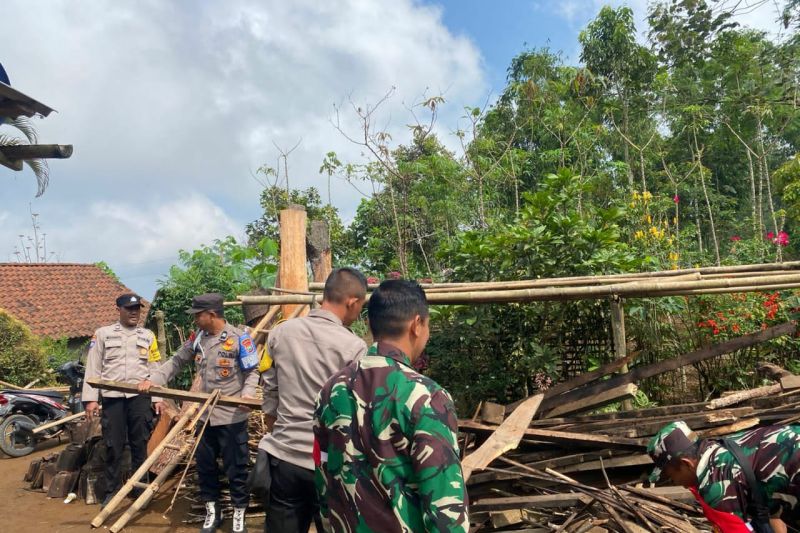Bagian Belakang Rumah di Trenggalek Ambruk Akibat Hujan Deras