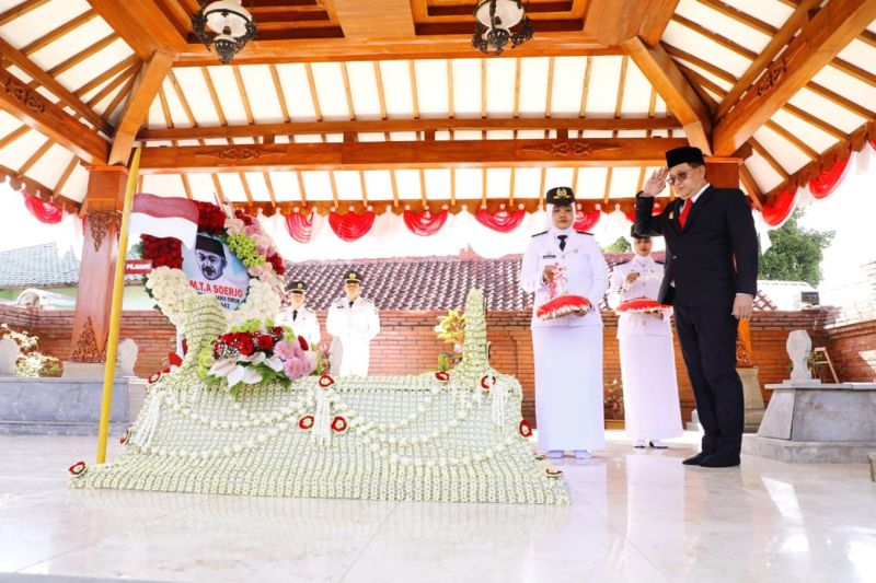 Ziarah Pj Gubernur Jatim ke Makam Gubernur Soerjo sebagai Penghormatan