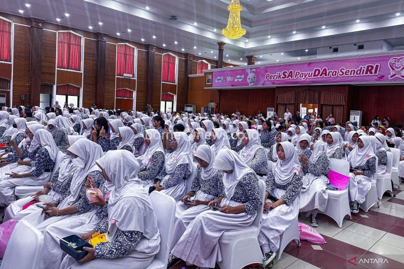 Sekitar 400 siswi dari SMA di Jakarta Timur mengikuti penyuluhan kanker payudara yang diinisiasi oleh CHARM dan Yayasan Kanker Payudara Indonesia (YKPI) di Balai Komando, Jakarta Timur, Rabu (2/10/2024). (ANTARA/Pamela Sakina)