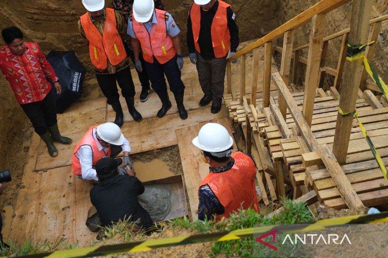 Ketua DPRD Provinsi Sultra Abdurrahman Saleh saat peletakan batu pertama pembangunan Patung Haluoleo di Konawe Selatan. ANTARA/La Ode Muh Deden Saputra