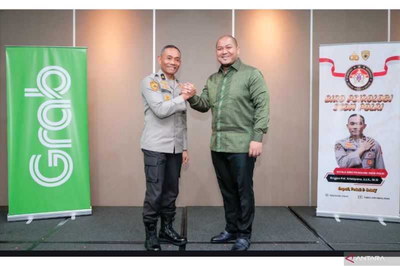 Director of Trust & Safety and Grab Support, Grab Indonesia Radhi Juniantino dan Kepala Biro Psikologi SSDM Polri Brigadir Jenderal Polisi Kristiyono, S.I.K., M.Si, kerja sama untuk proses rekrutmen seperti pelatihan dan pendampingan. (ANTARA/H.O Grab Indonesia)