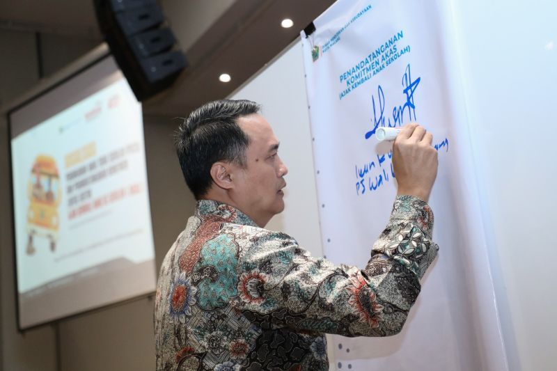 Penjabat Wali Kota Malang Iwan Kurniawan menandatangani komitmen lintas sektor terkait pengentasan angka anak putus sekolah, Rabu (2/10/2024). ANTARA/HO-Pemkot Malang