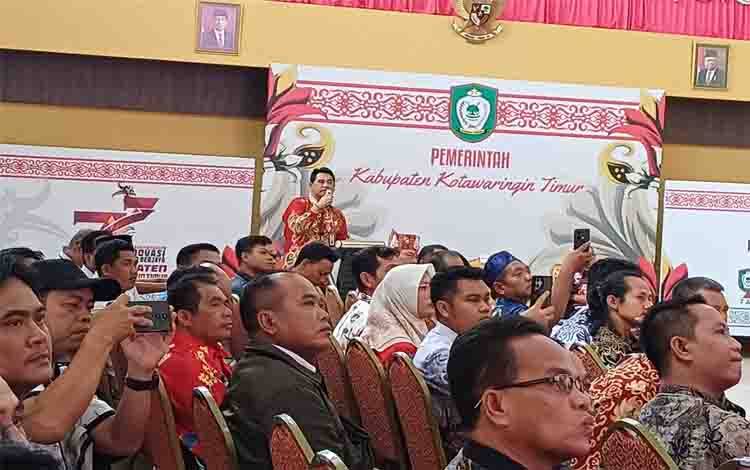 Pjs Bupati Kotawaringin Timur Shalahuddin memaparkan pembangunan infrastruktur jalan provinsi di hadapan Kepala Desa, Rabu, 2 Oktober 2024. (FOTO: DEWIP)