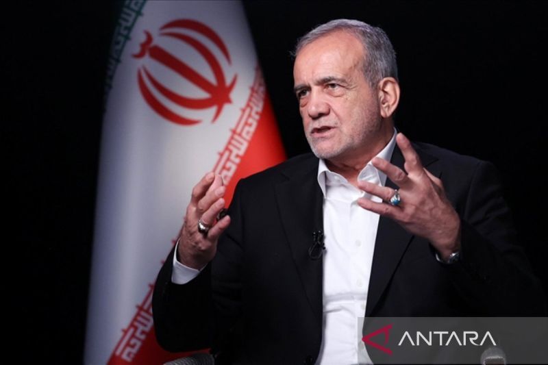 Presiden Iran Masoud Pezeshkian saat memberikan keterangan tentang serangan rudal terhadap Israel didasarkan pada "hak pembelaan diri yang sah" negara tersebut, seraya menekankan bahwa Iran memberikan "tanggapan tegas" terhadap "agresi" Israel. ANTARA/Anadolu/py/am.