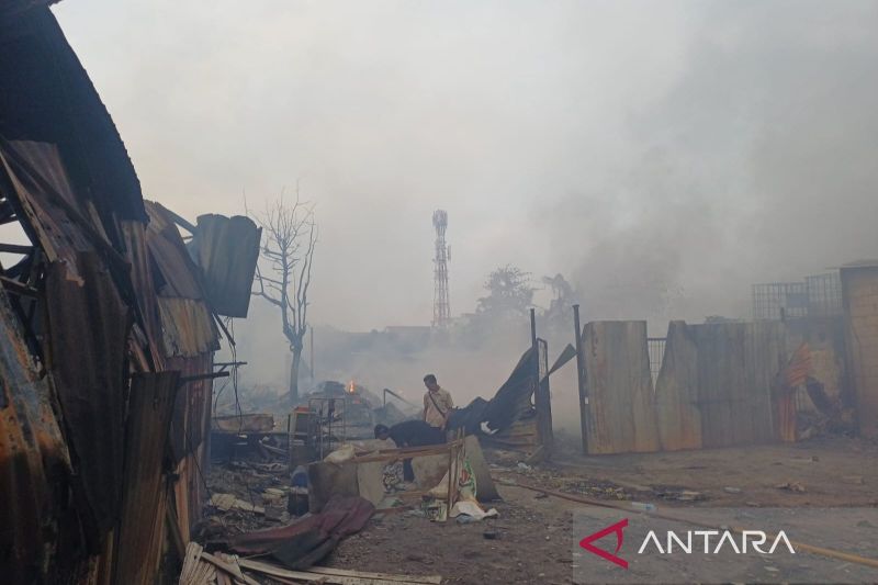 Kesulitan Petugas Selama Kebakaran Puluhan Rumah di Jakarta Barat