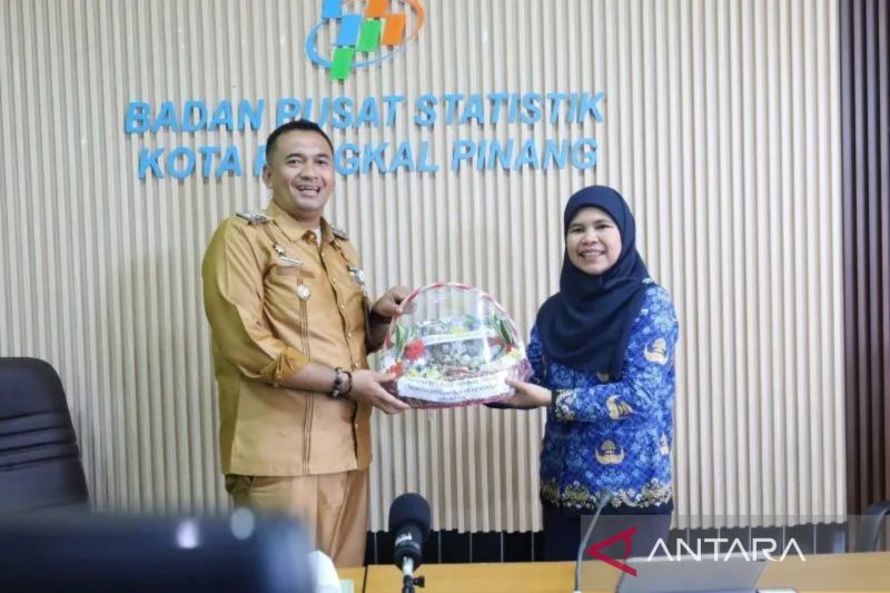 Penjabat Wali Kota Pangkalpinang Budi Utama secara simbolis menerima bantuan penanganan stunting dari Kepala BPS Kota setempat Dewi Savitri. (ANTARA/HO-Diskominfo Kota Pangkalpinang)