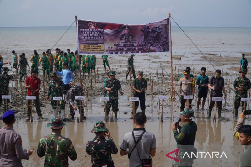 Forkopimda Bangka Barat Tanam Mangrove untuk Pelestarian Lingkungan