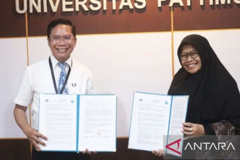 Penandatanganan nota kesepahaman Unpatti dengan IIEF di Kota Ambon. ANTARA/Dedy Azis