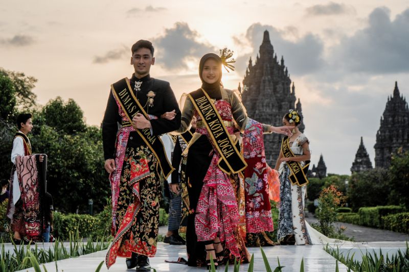 Peragaan busana bermotif batik yang digelar IDM di Taman Wisata Candi Prambanan dalam rangka memperingati Hari Batik Nasional, Rabu (2/19/2024). ANTARA/HO-IDM (Hari Batik Nasional)