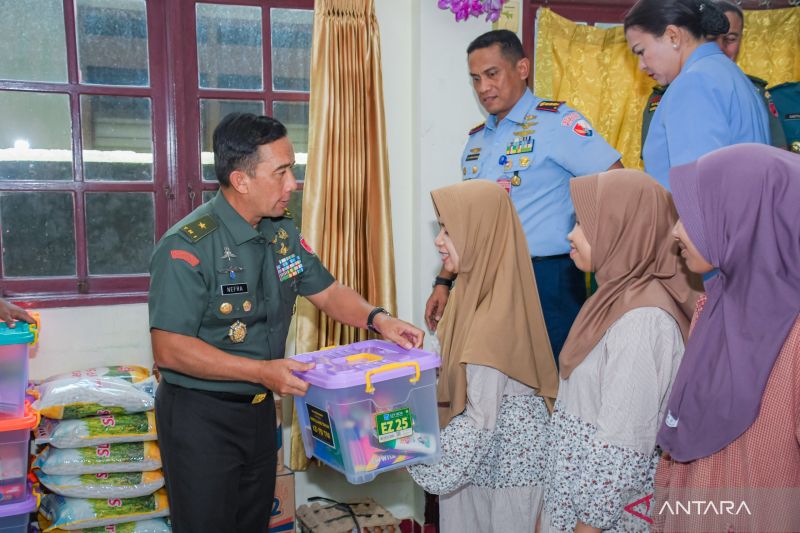 TNI Bagikan Sembako dan Gelar Pasar Rakyat Jelang HUT ke-79