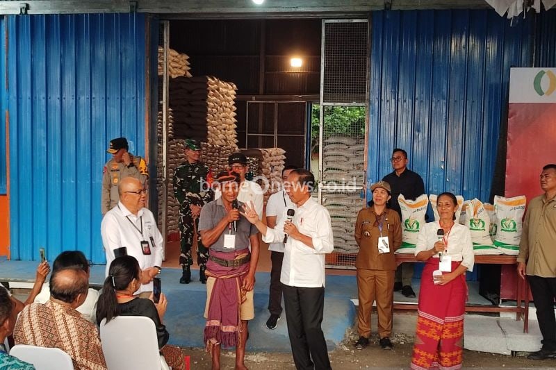 Presiden Joko Widodo menyalurkan bantuan beras kepada masyarakat di gudang Perum Bulog, Kabupaten Sumba Barat, NTT, Rabu (2/10/2024). ANTARA/Dokumentasi