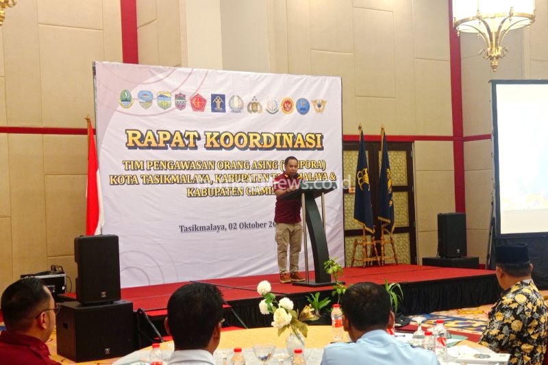 Kepala Kantor Imigrasi Tasikmalaya Surjono saat Rapat Koordinasi Tim Pengawasan Orang Asing (TIMPORA) di Kabupaten Tasikmalaya, Rabu (2/10/2024). (ANTARA/HO-Kantor Imigrasi Tasikmalaya)