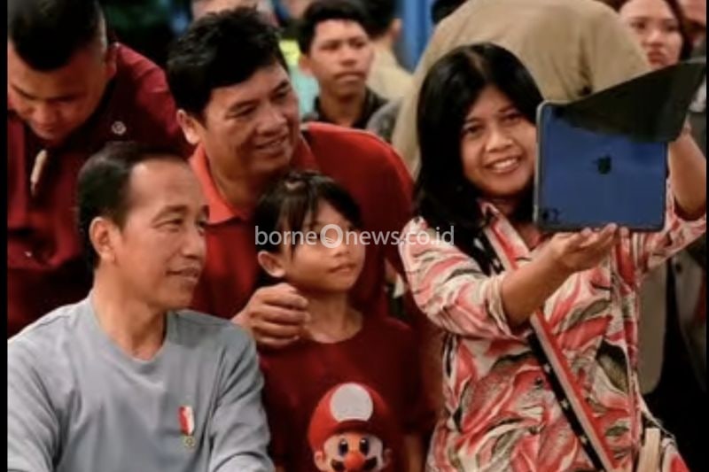 Tangkapan layar - Presiden Joko Widodo berswafoto bersama sejumlah pengunjung tempat makan mi pedas kekinian di Kota Kupang, NTT, Rabu (2/10/2024), di sela-sela kunjungan kerja ke sejumlah daerah. ANTARA/Andi Firdaus